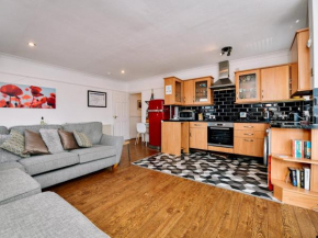 Pass the Keys Penarth Marina 2 Bedroom Apartment with Parking